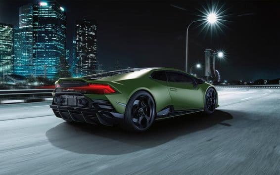 Un Lamborghini Huracan verde oscuro mate