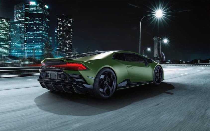 Un Lamborghini Huracan verde oscuro mate