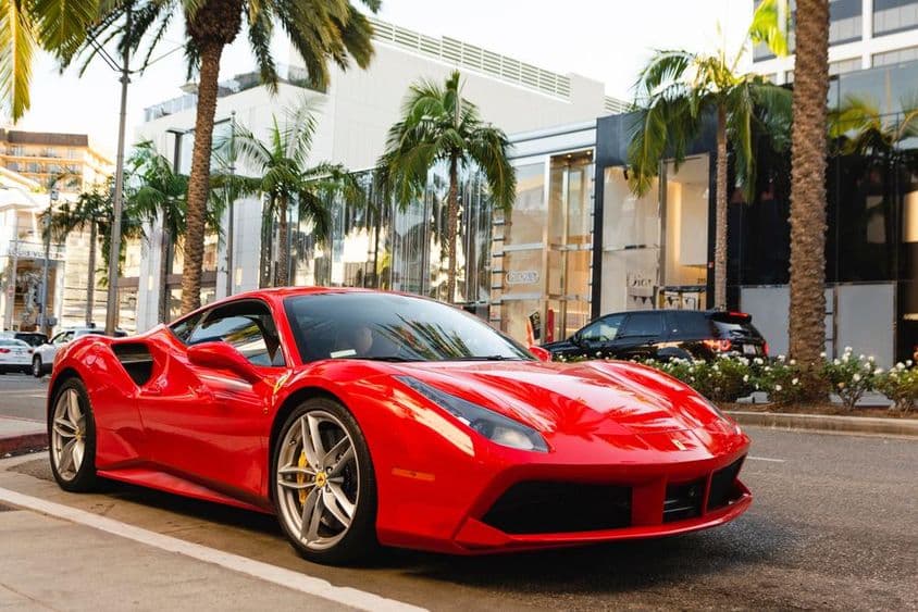 Ferrari 488 GTB rojo estacionado