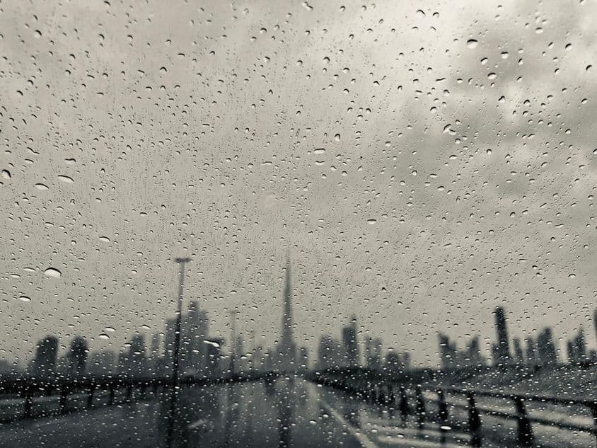 Está lloviendo en Dubái, Emiratos Árabes Unidos