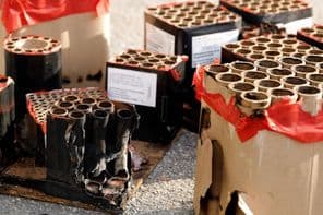 Desechos de fuegos artificiales usados
