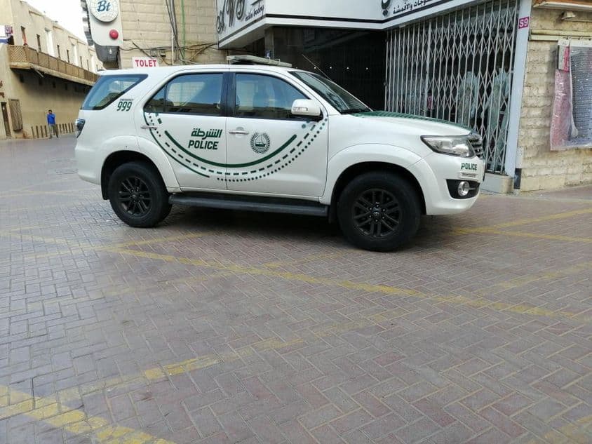 un coche de policía de Dubái en la calle