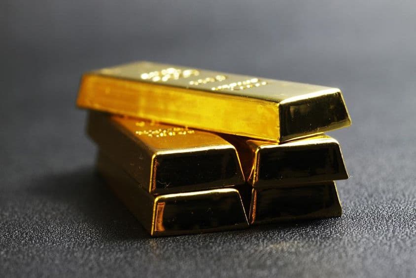 Lingotes de oro puro 999.9 apilados