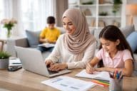 Trabajo desde casa con la familia reunida