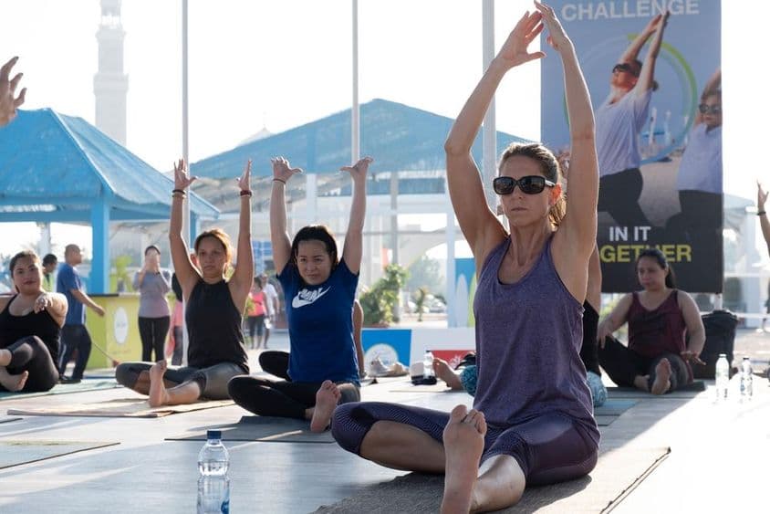 Mujeres haciendo aeróbicos y yoga durante el Dubai Fitness Challenge.