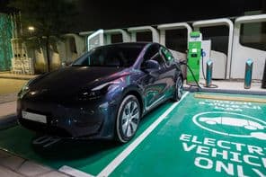 Estación de carga de coches eléctricos con cable de energía en ENOC estación de servicio