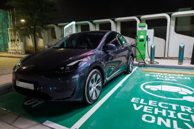 Estación de carga de coches eléctricos con cable de energía en ENOC estación de servicio
