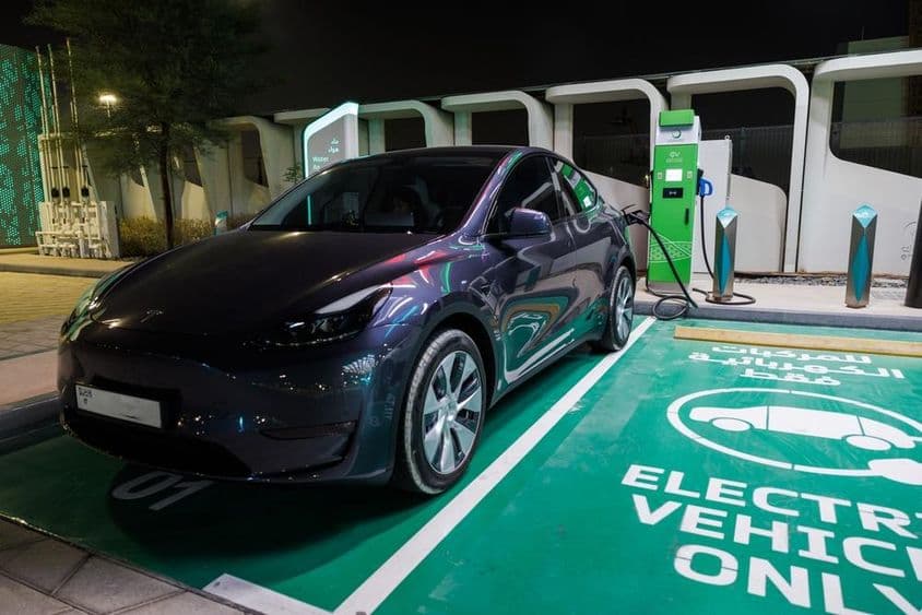 Estación de carga de coches eléctricos con cable de energía en ENOC estación de servicio