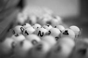 bolas blancas con números para juego de lotería