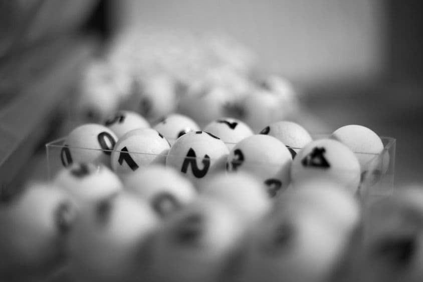 bolas blancas con números para juego de lotería