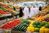 Mercado fresco en un ambiente bullicioso