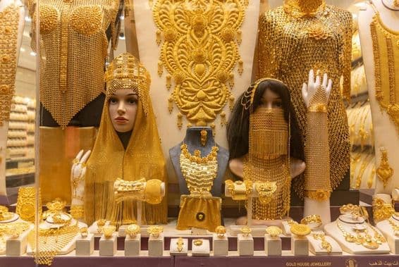Imagen de joyería femenina en una vitrina en el mercado de oro de Dubái.