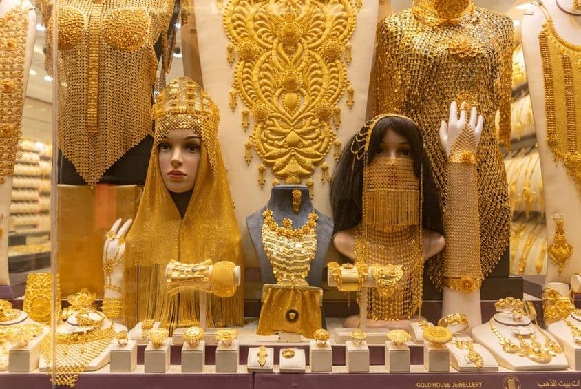 Imagen de joyería femenina en una vitrina en el mercado de oro de Dubái.