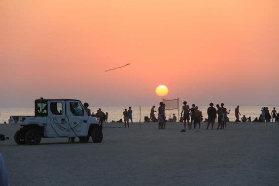 Hermosa playa en el Golfo Pérsico en Dubái, Emiratos Árabes Unidos
