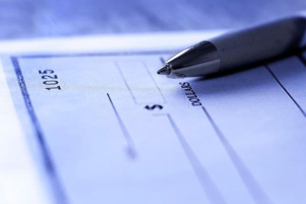 Pluma usada para escribir un cheque bancario