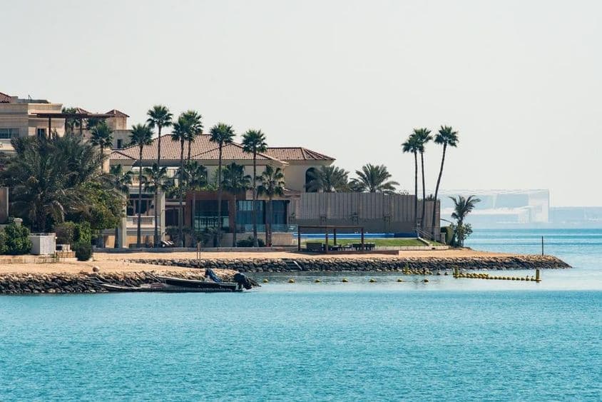 propiedad costosa junto al mar