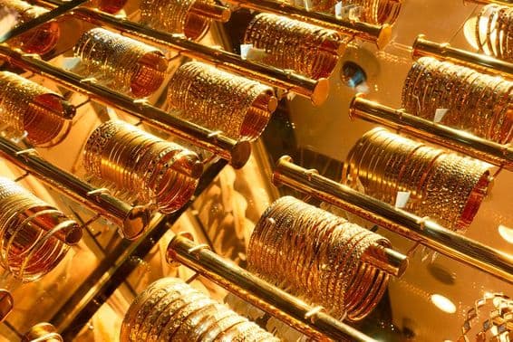 Pulseras de oro en una joyería en el mercado Golden Souk de Dubái