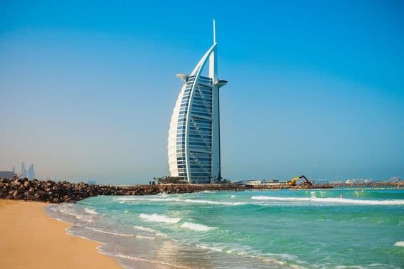 Hotel de lujo Burj Al Arab y playa pública Jumeirah