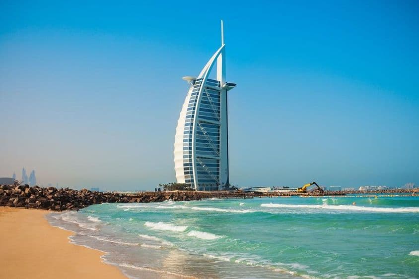 Hotel de lujo Burj Al Arab y playa pública Jumeirah