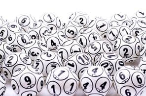 Bolas de lotería en un montón.