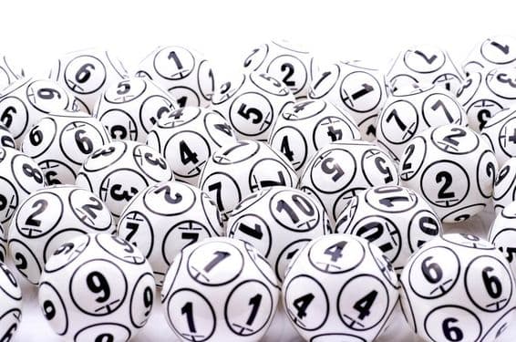 Bolas de lotería en un montón.
