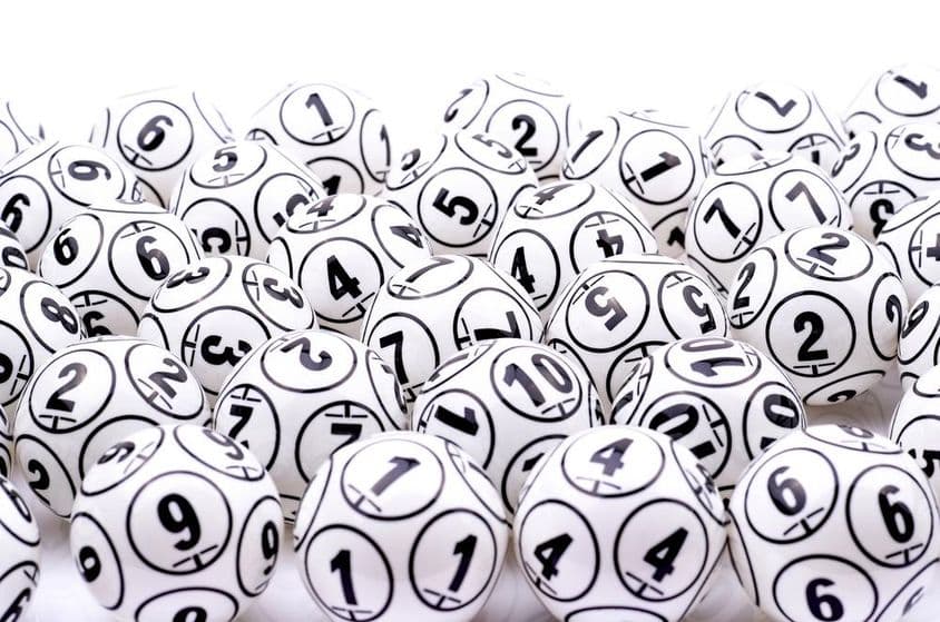 Bolas de lotería en un montón.