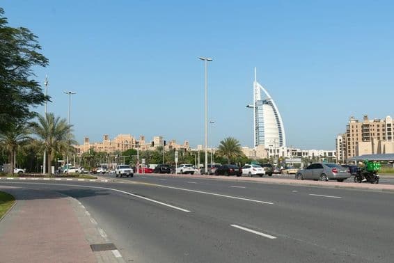 La intersección de Umm Suqeim y Jumeira Street en Dubái
