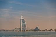 El hotel Burj Al Arab en el moderno Dubái