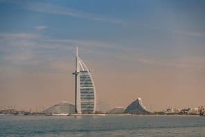 El hotel Burj Al Arab en el moderno Dubái