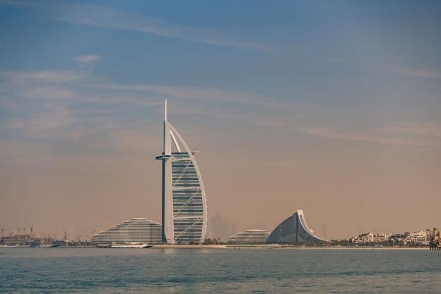 El hotel Burj Al Arab en el moderno Dubái