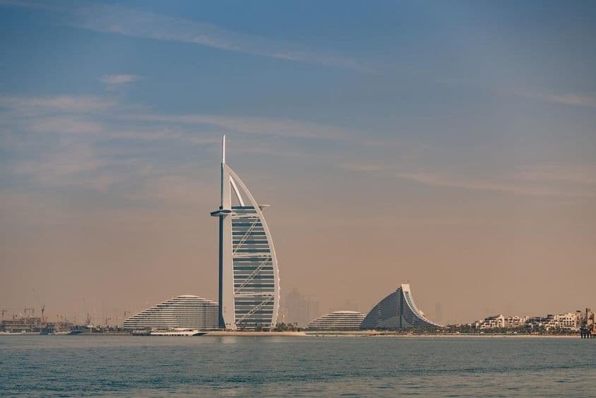 El hotel Burj Al Arab en el moderno Dubái