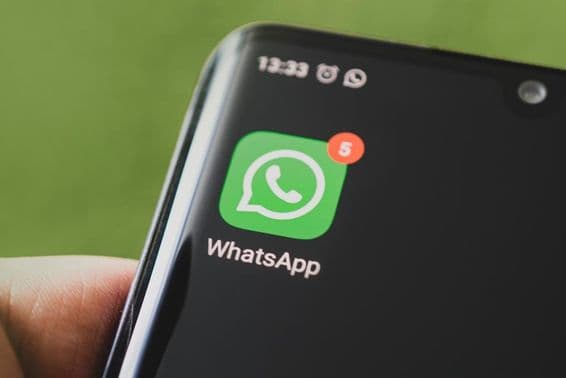 El icono de WhatsApp en la pantalla de un smartphone negro.