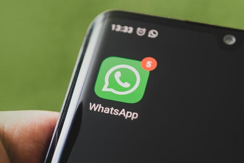 El icono de WhatsApp en la pantalla de un smartphone negro.