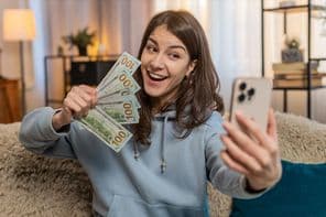 Joven sonriente, influencer blogueando