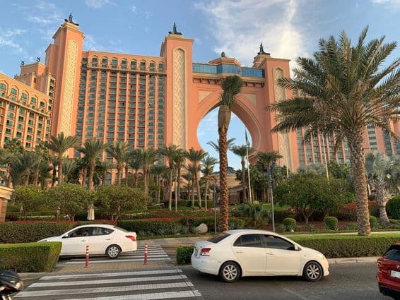 Tráfico de autos frente al famoso hotel de lujo Atlantis en la isla Palm Jumeirah.