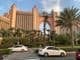 Tráfico de autos frente al famoso hotel de lujo Atlantis en la isla Palm Jumeirah.