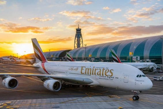 Aeropuerto de Dubái al atardecer