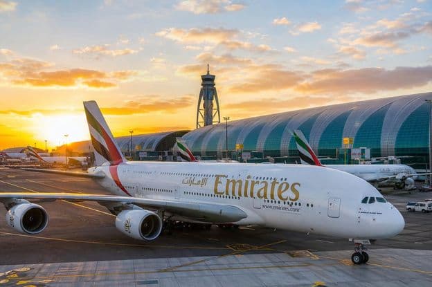 Aeropuerto de Dubái al atardecer