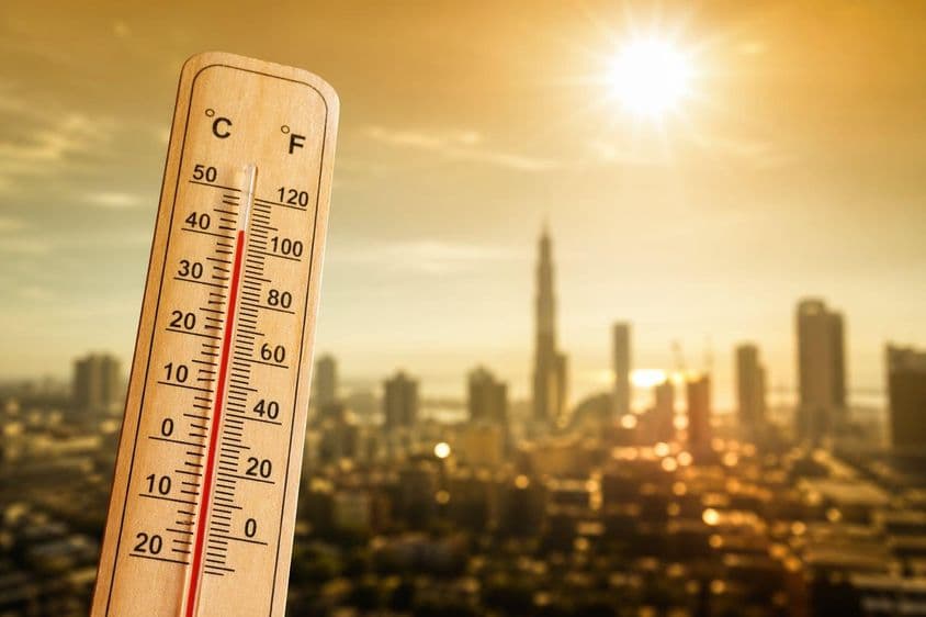 Ciudad bajo un calor abrasador