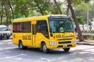 Autobús escolar Toyota Coaster en una calle de Dubái.