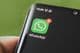 Icono de WhatsApp en un smartphone negro
