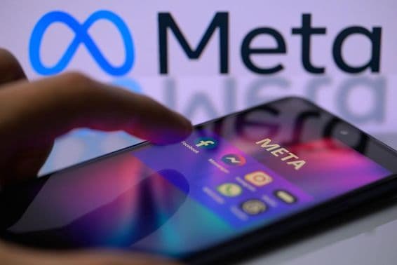 Iconos de redes sociales de Meta en un teléfono inteligente