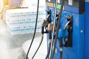 Gasolinera preparándose para que los viajeros reposten