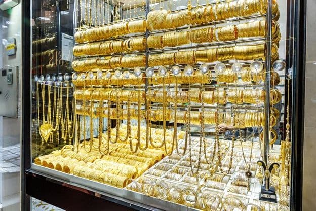 Vitrina de una tienda de oro en el Mercado de Oro de la ciudad de Dubái