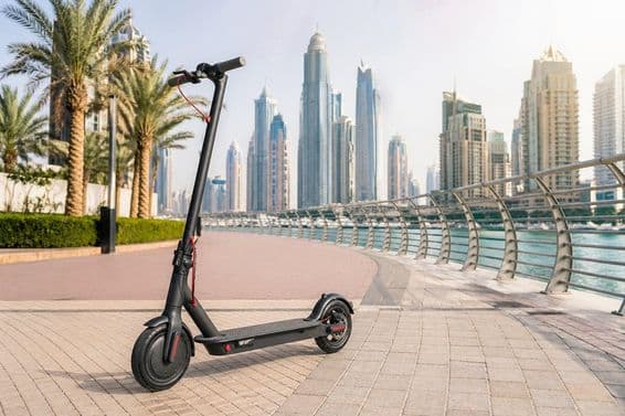 Tráfico de patinetes eléctricos en Dubái