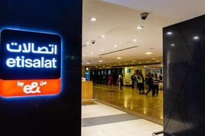 Señalización de marca Etisalat por e& en el Aeropuerto Internacional de Dubái.