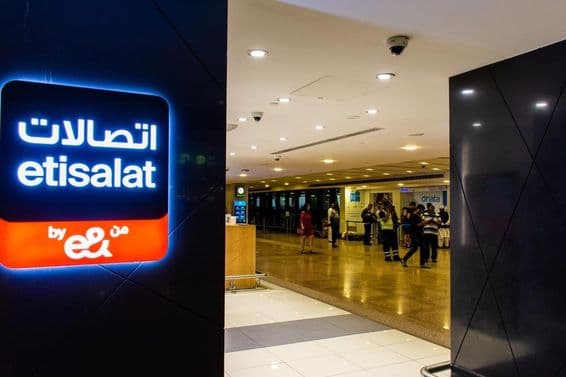 Señalización de marca Etisalat por e& en el Aeropuerto Internacional de Dubái.