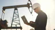 Bomba de petróleo, Ingeniero trabajando con una laptop