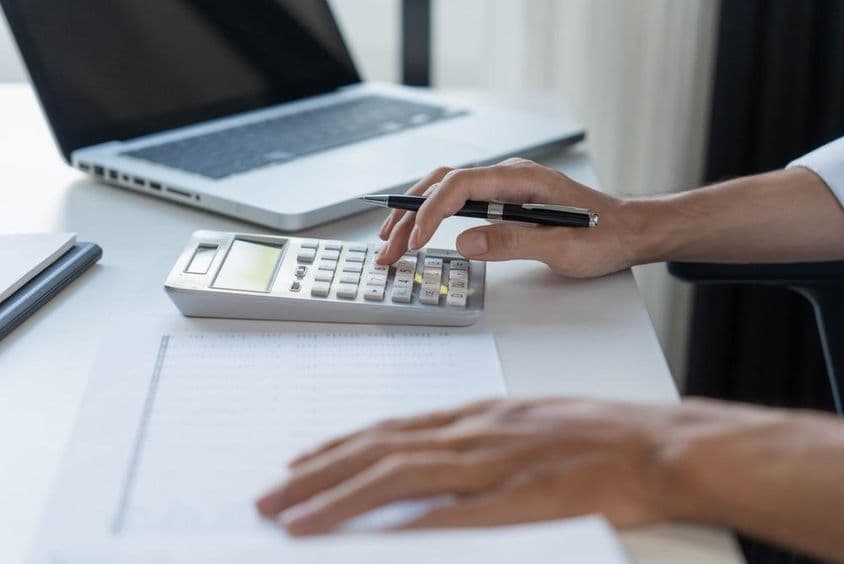 Contador calculando en una calculadora.