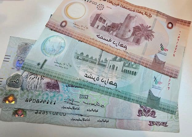 Billetes de papel de dirham de los Emiratos Árabes Unidos